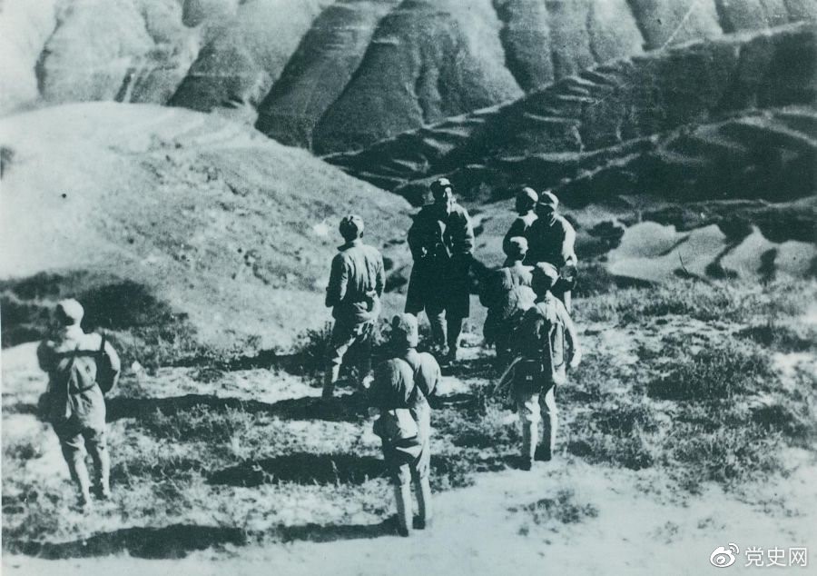 1937年11月,八路军第一一五师、一二九师主力在正太路以南广阳地区侧击西犯之敌,给日军以沉重打击。图为徐向前(正面中立者)在前线指挥战斗。