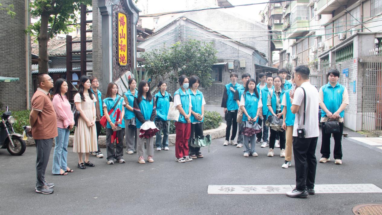 图：李伟峰讲解佛山老城区旅游线路